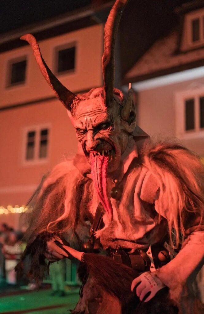 Bild eines Krampuslaufes der Sölkpass Bruat aus Schöder, Bezirk Murau, Steiermark