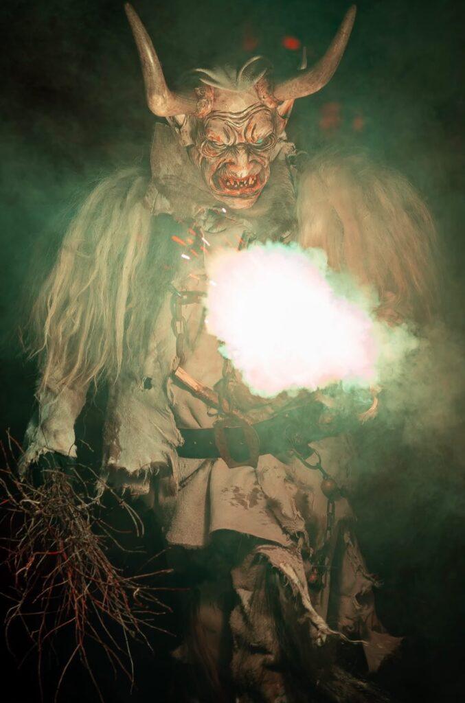 Bild eines Krampuslaufes der Sölkpass Bruat aus Schöder, Bezirk Murau, Steiermark